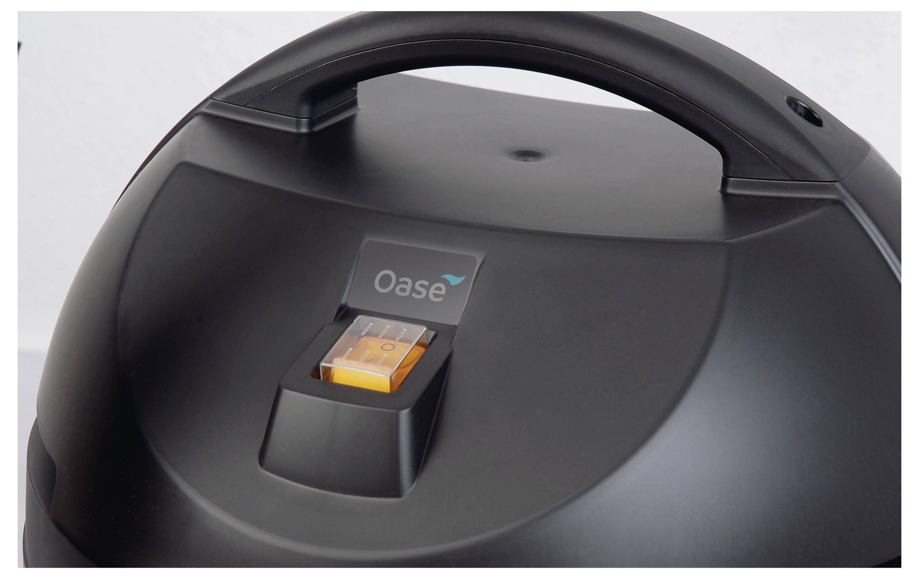 Ein schwarzes Gerät mit einem Griff, das einen orangefarbenen Schalter und ein 'Oase' Logo darüber aufweist.