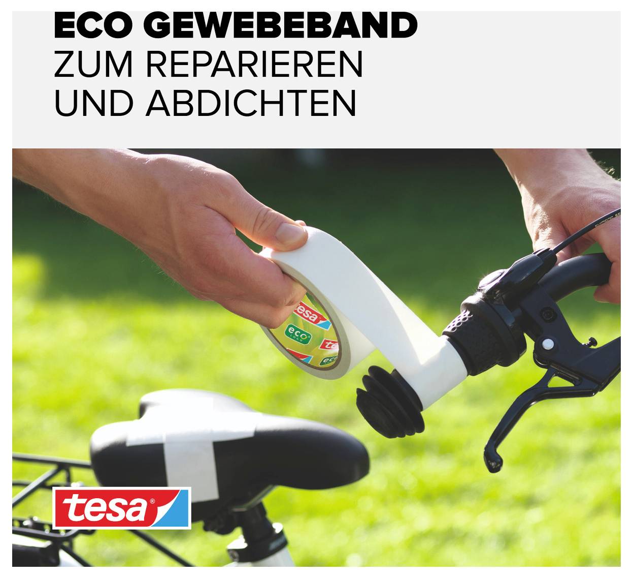 Eine Person wickelt Eco-Gewebeband um den Fahrradlenker, um es zu reparieren und abzudichten. Im Hintergrund ist ein grüner Rasen.