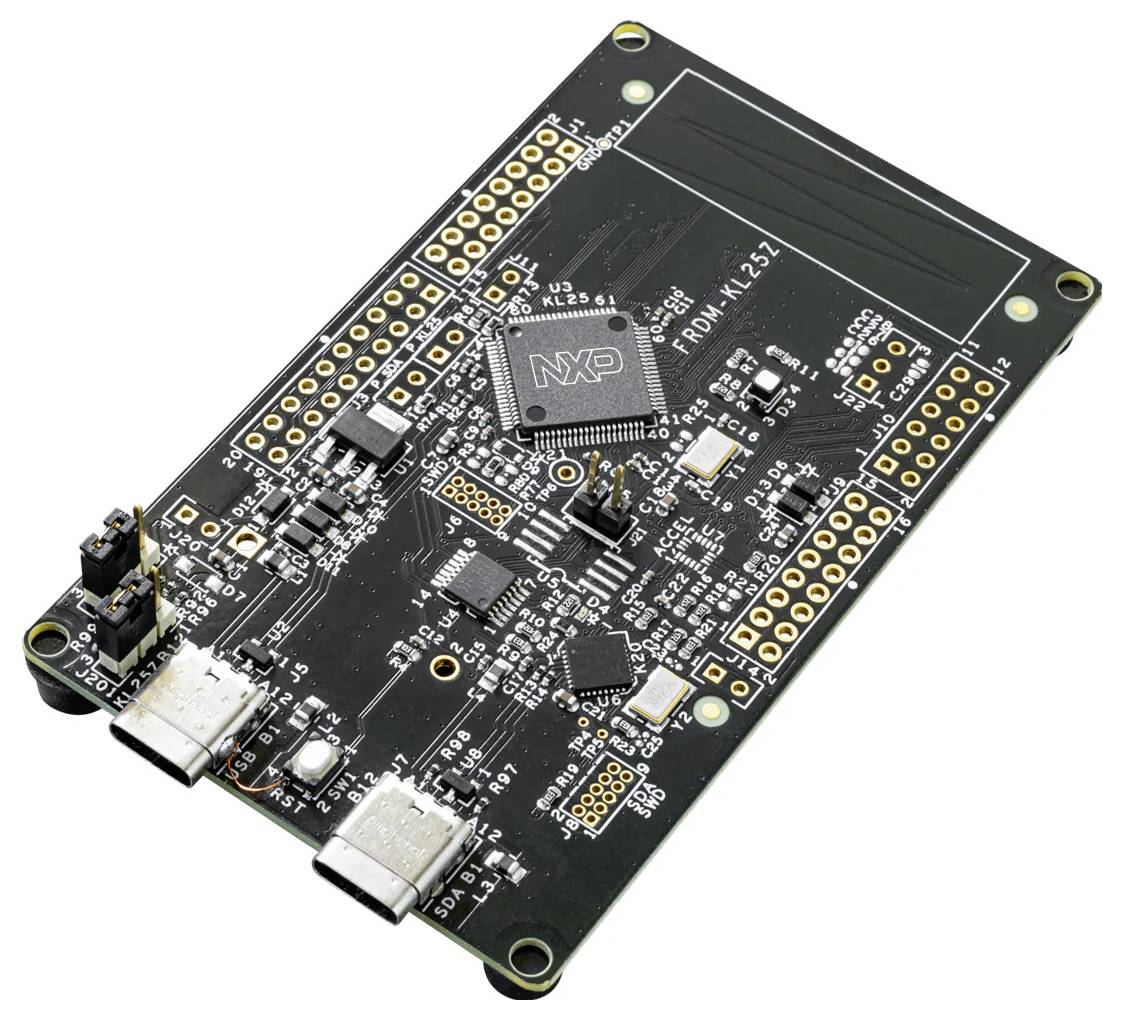 Eine Mikrocontroller-Entwicklungsplatine mit mehreren elektronischen Komponenten, Steckverbindern und einem NXP-gekennzeichneten Chip.