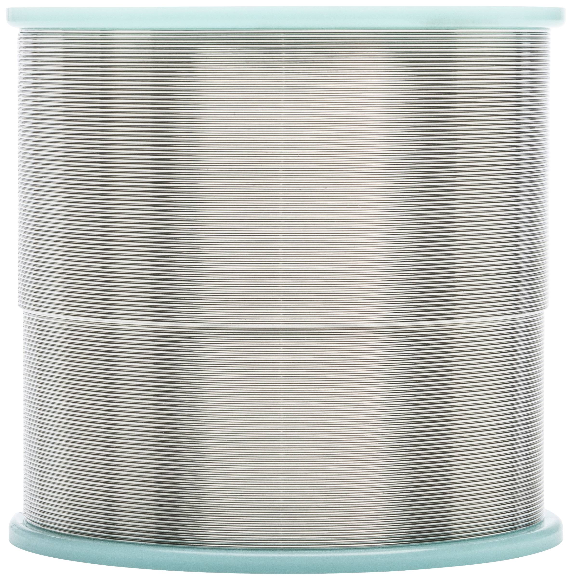 Spule aus silbernem Draht mit türkisfarbenen Kunststoffkanten.