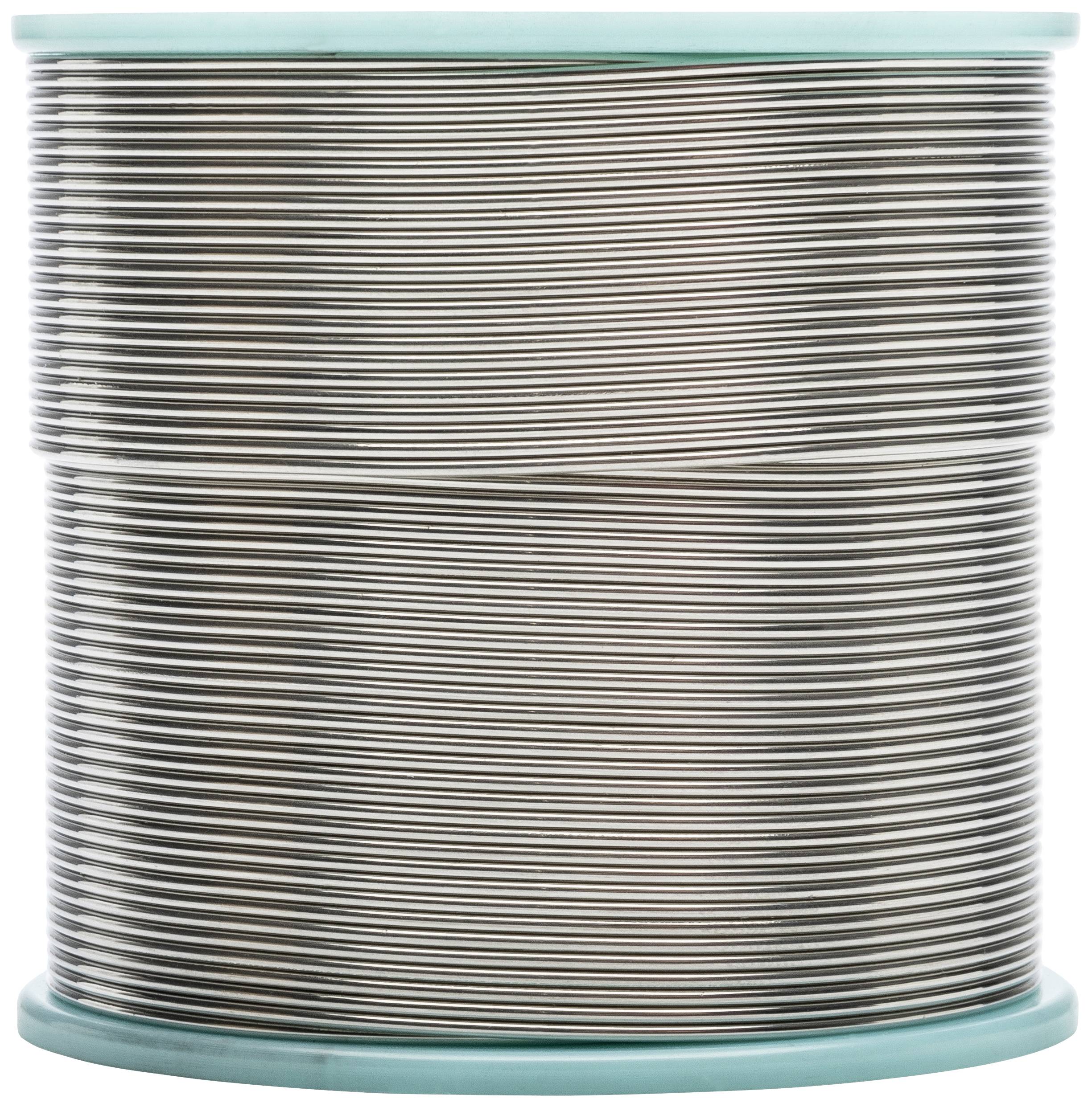 Eine große Spule mit silbernem Draht, aufgerollt zwischen zwei türkisfarbenen Scheiben.