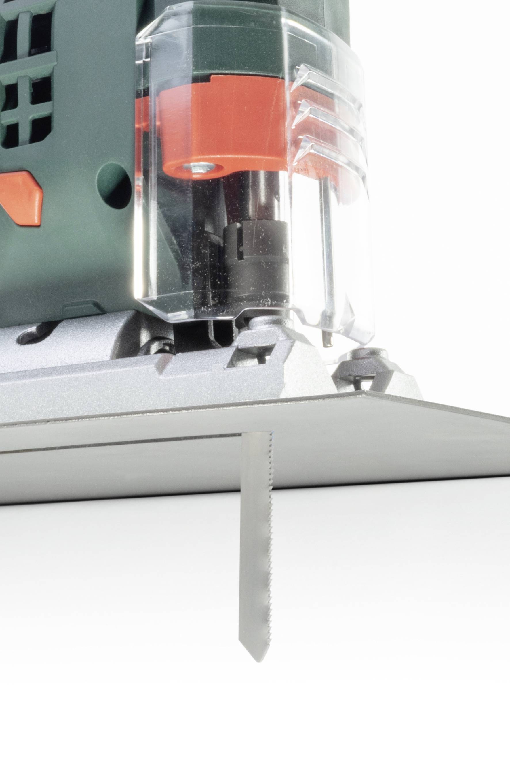 Elektrische Stichsäge im Einsatz, Sägeblatt zeigt nach unten.