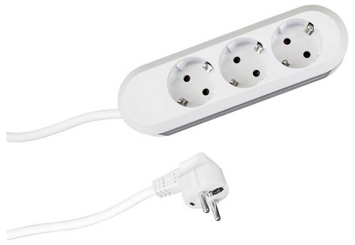 Weißes Mehrfachsteckdosenleiste mit drei europäischen Steckdosen und einem nicht angeschlossenen Netzkabel.