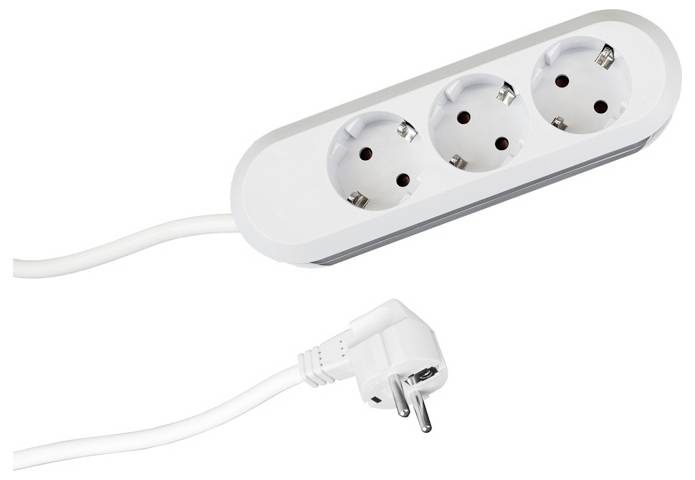 Ein weißes Steckdosenleiste mit drei europäischen Schuko-Steckdosen und einem angeschlossenen weißen Kabel mit Stecker.