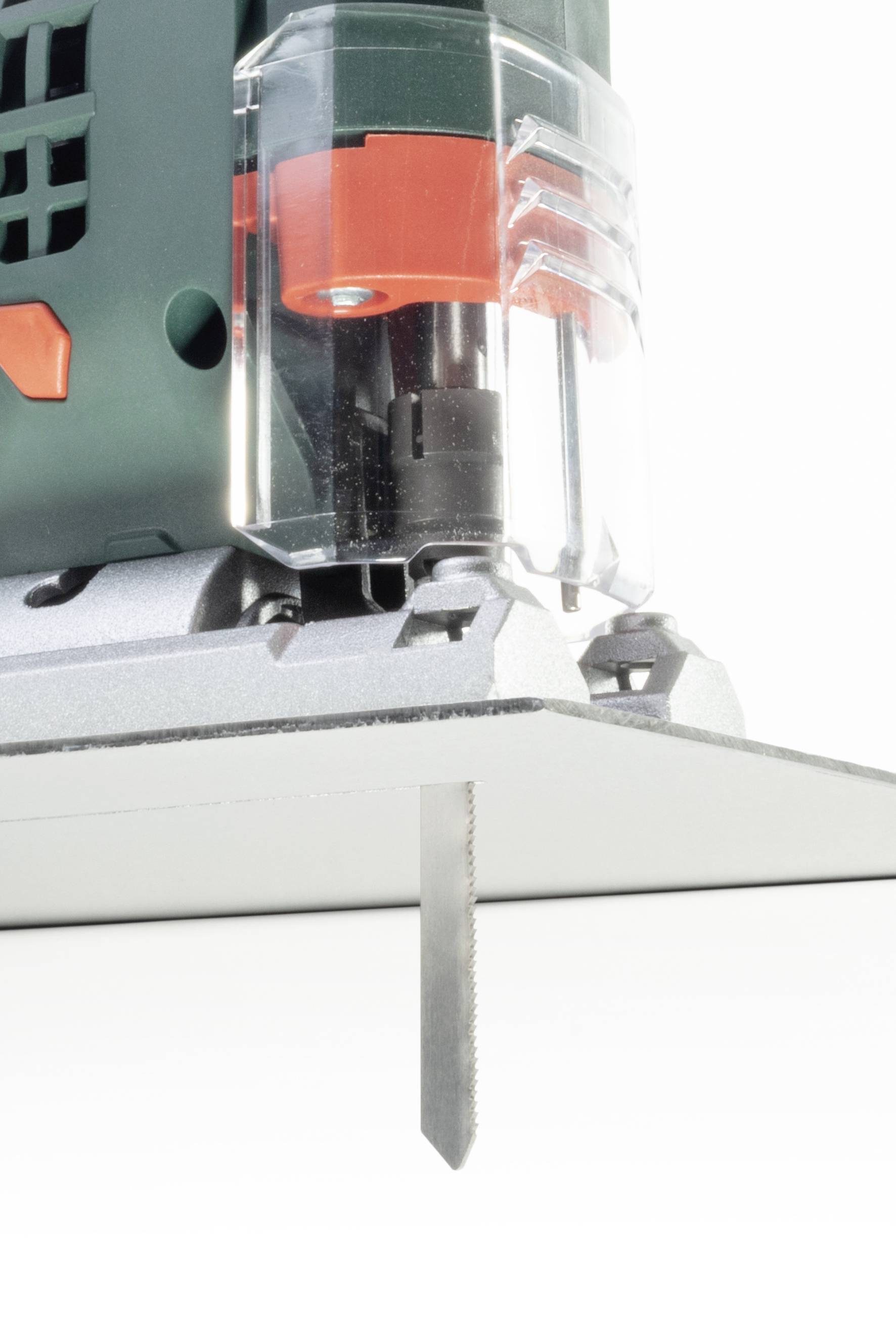 Nahaufnahme einer Stichsäge, die ein dünnes Metallblech schneidet. Die scharfe Klinge ist im Einsatz.