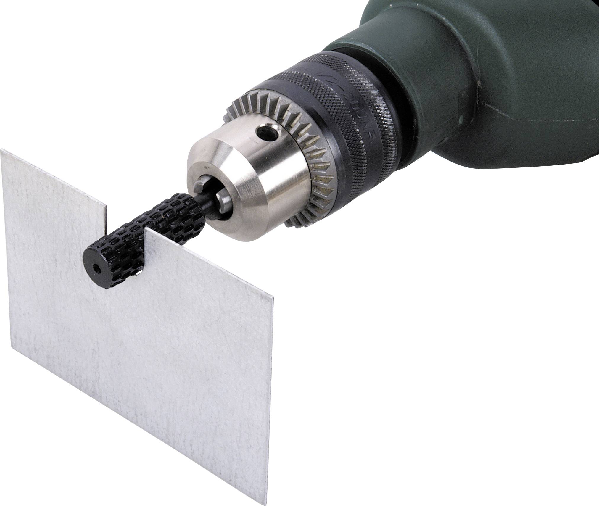 Eine Bohrmaschine mit einem Fräsaufsatz bearbeitet ein quadratisches Stück Metall.