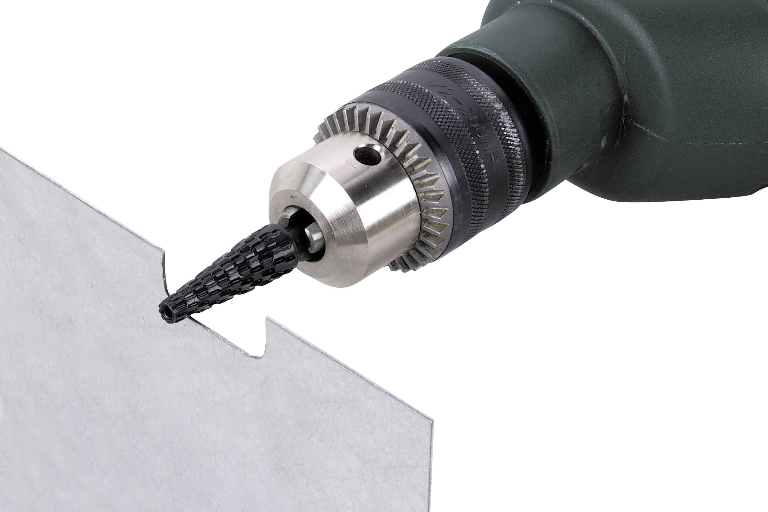 Akkuschrauber mit Fräskopf bearbeitet Metallplatte, Nahaufnahme des Arbeitsvorgangs.