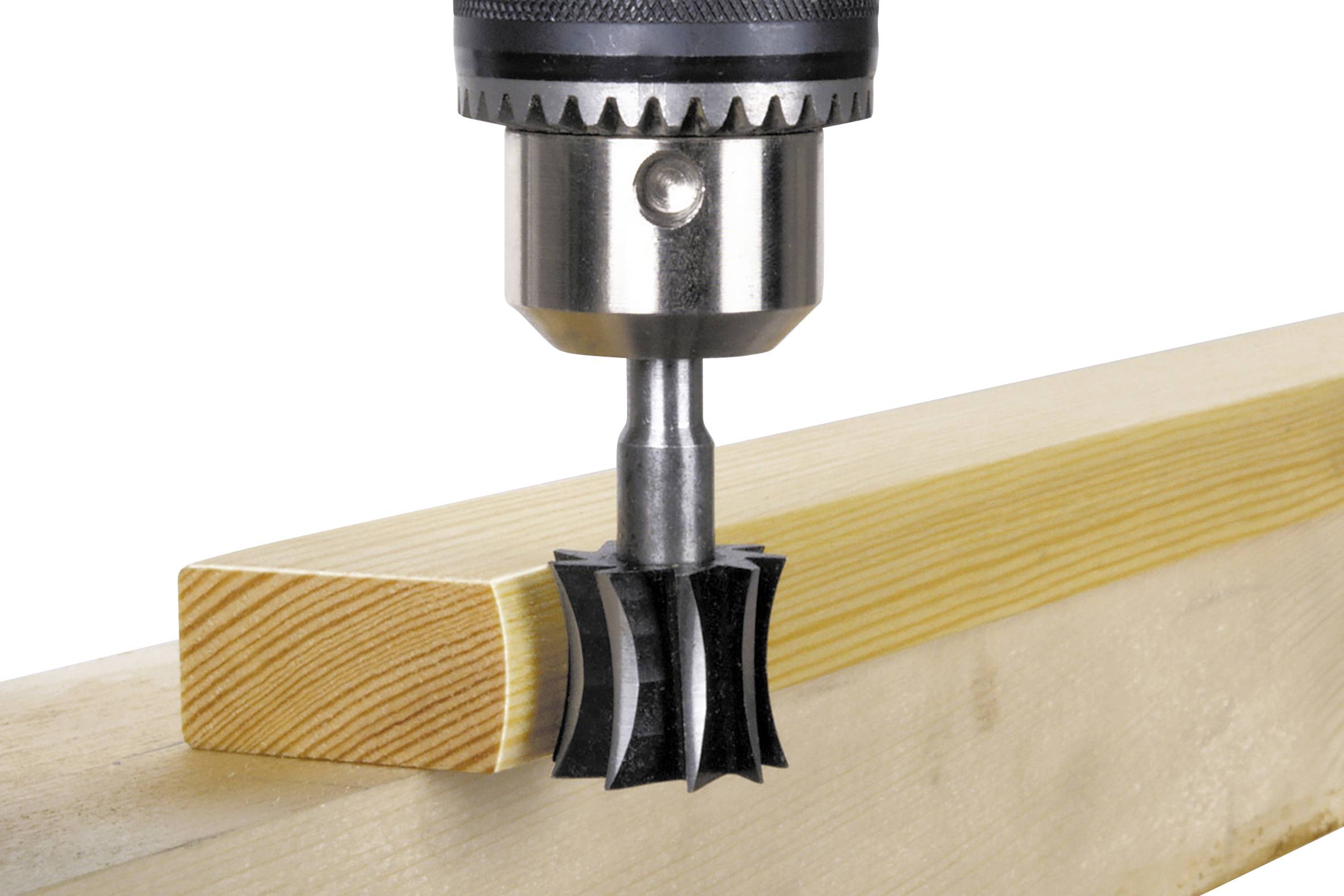 Bohrmaschine mit Fräskopf bearbeitet Kante eines Holzbretts.