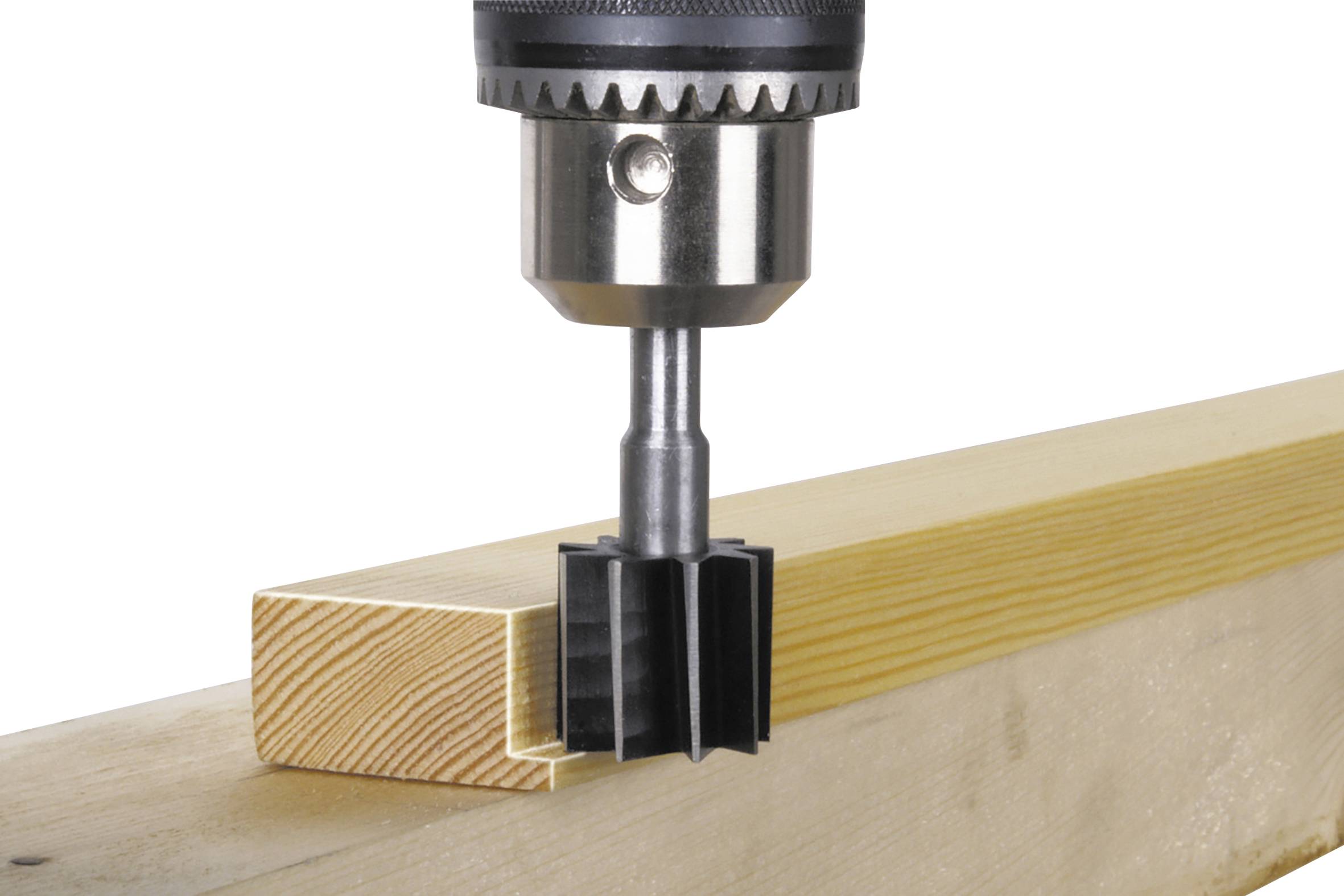 Ein Bohrer mit einem speziellen Schneidaufsatz trägt Material von einer Holzkante ab, um eine gleichmäßige Kante zu formen.