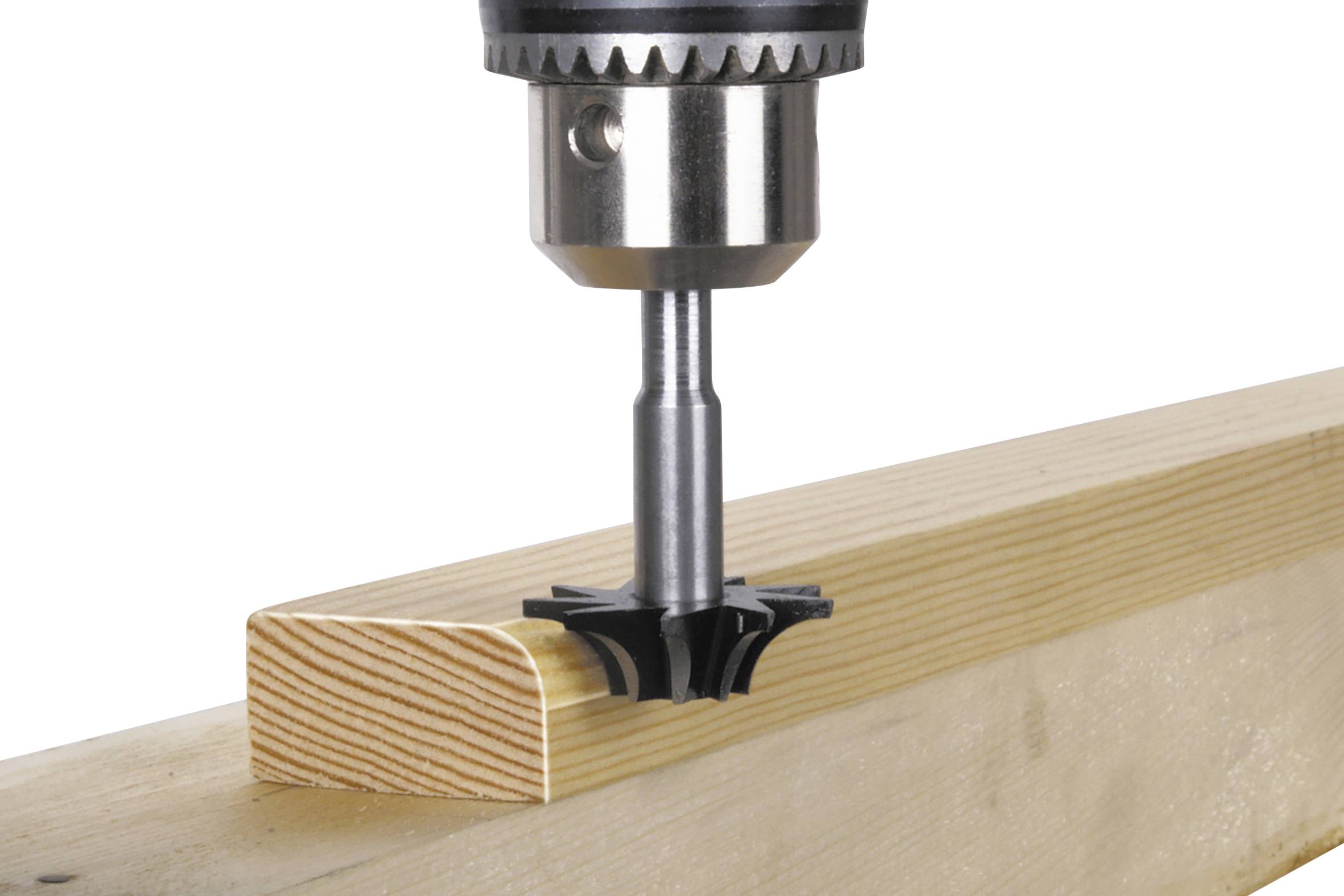 Ein Fräser bearbeitet die Kante eines Holzbalkens. Der Fräser ist an einem Bohrfutter befestigt.