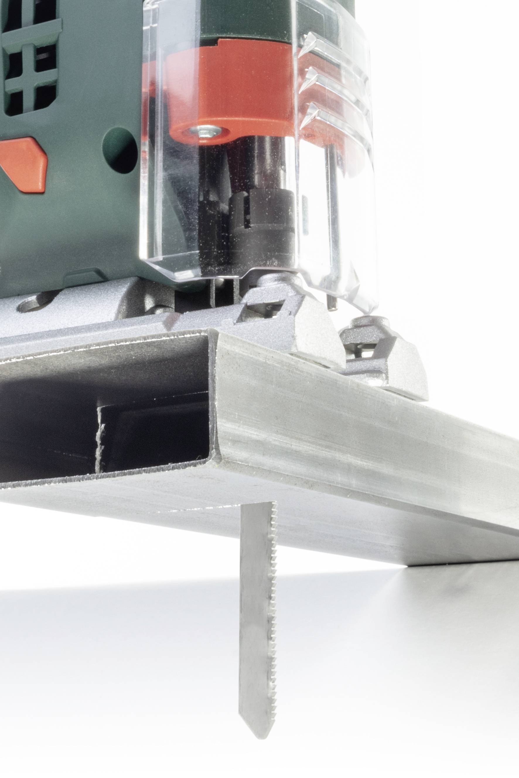 Eine Stichsäge schneidet präzise durch ein Aluminiumprofil. Der Fokus liegt auf dem scharfen Sägeblatt und dem glatten Schnitt.