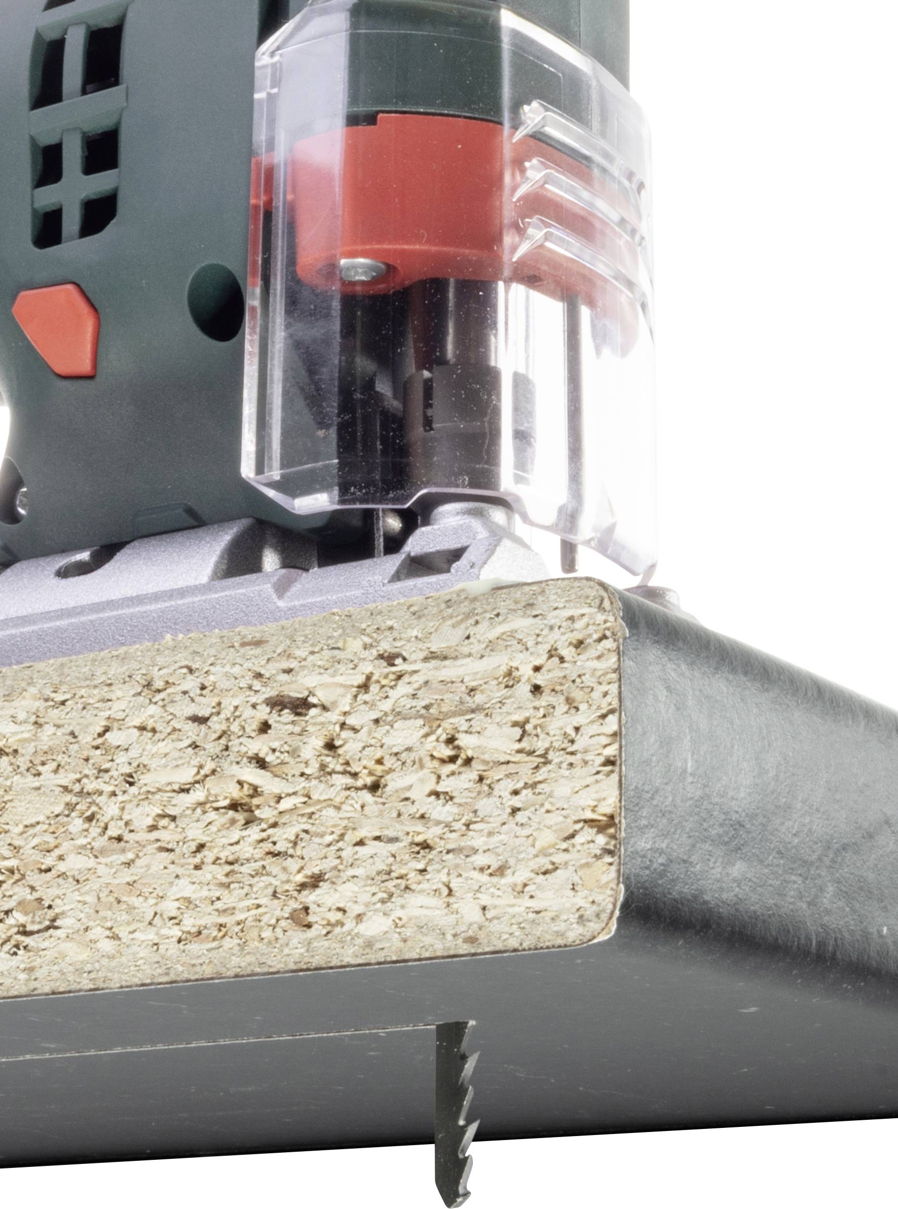 Elektrisches Stichsägenwerkzeug schneidet präzise durch eine Holzplatte, Nahaufnahme. Zeigt die Klinge und das Arbeitsmaterial.