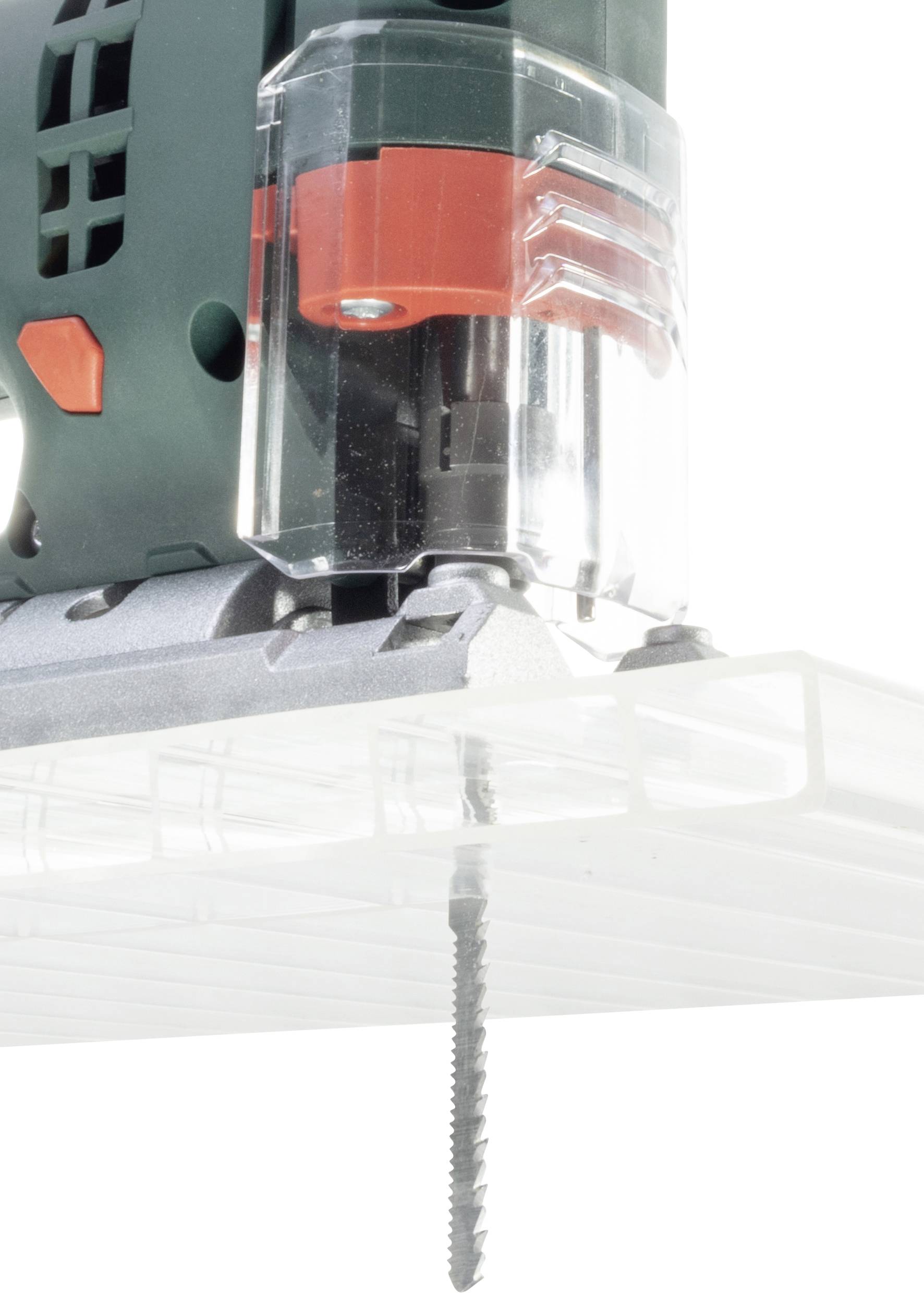 Eine Stichsäge in Nahaufnahme, die gerade Schneidearbeiten an einem transparenten Material durchführt.