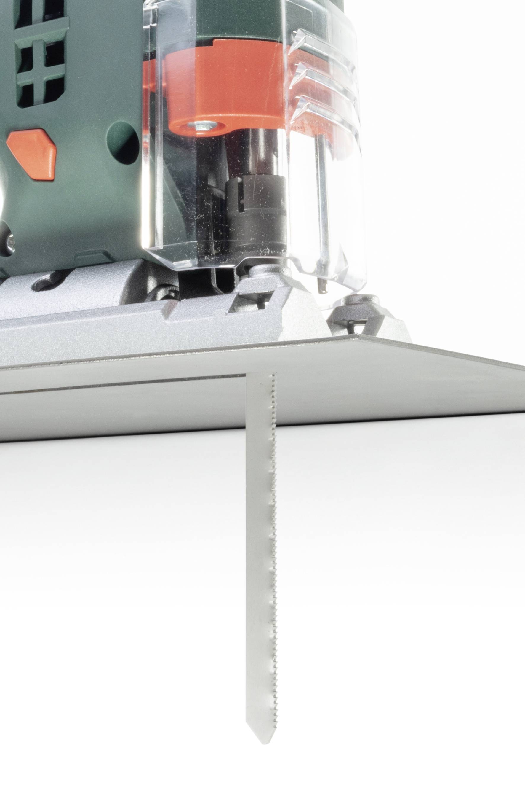 Ein elektrisches Stichsägenblatt schneidet durch ein dünnes Metallblech. Das Gerät ist teilweise sichtbar und in Betrieb.