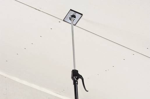 Eine Haltestange stützt eine Trockenbauplatte an der Decke.
