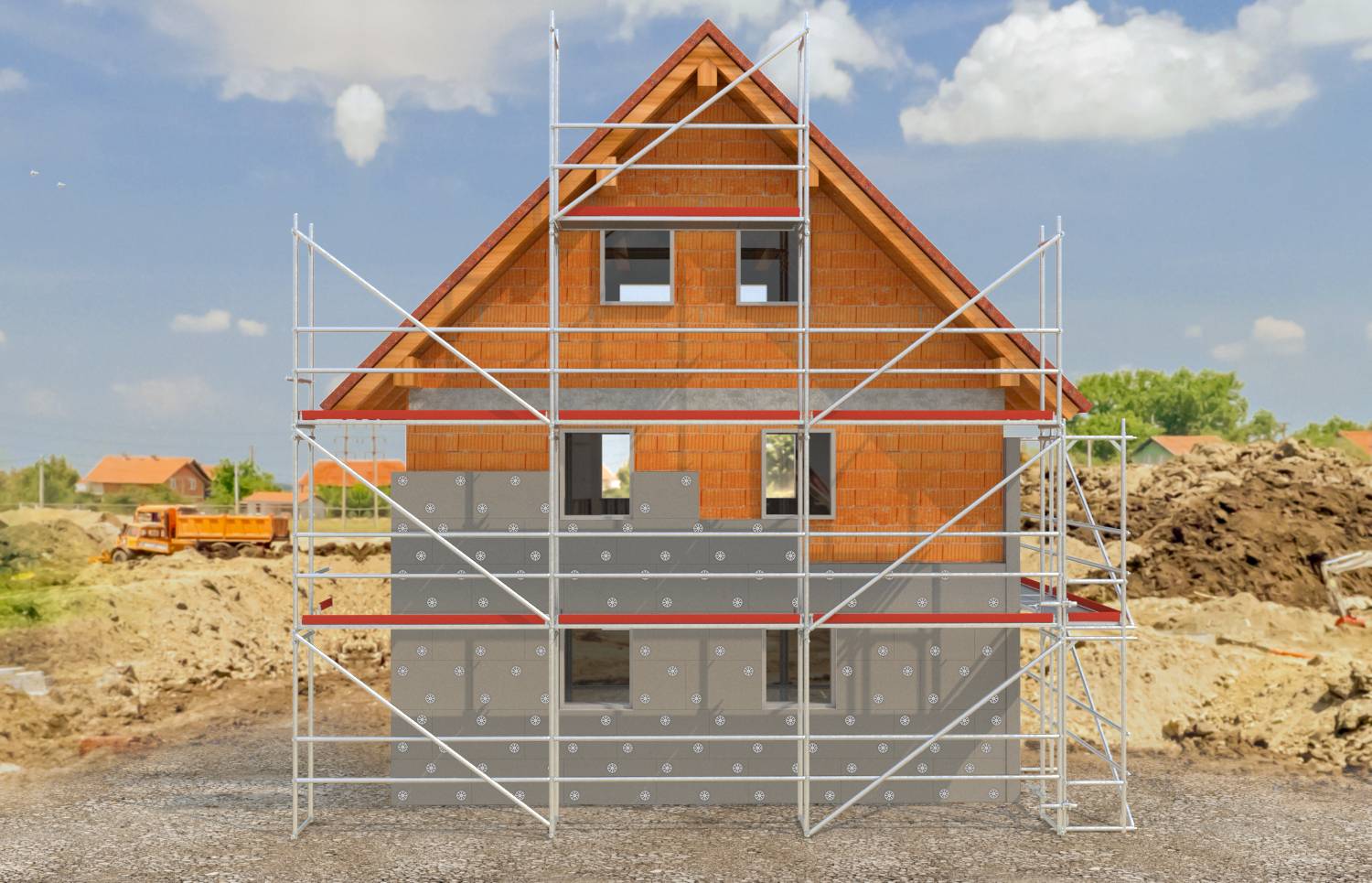Haus im Bau mit Gerüsten auf beiden Seiten und an der Vorderseite, zeigt teilweise fertiggestellte Ziegelmauern und Dach auf einem Schmutzplatz.