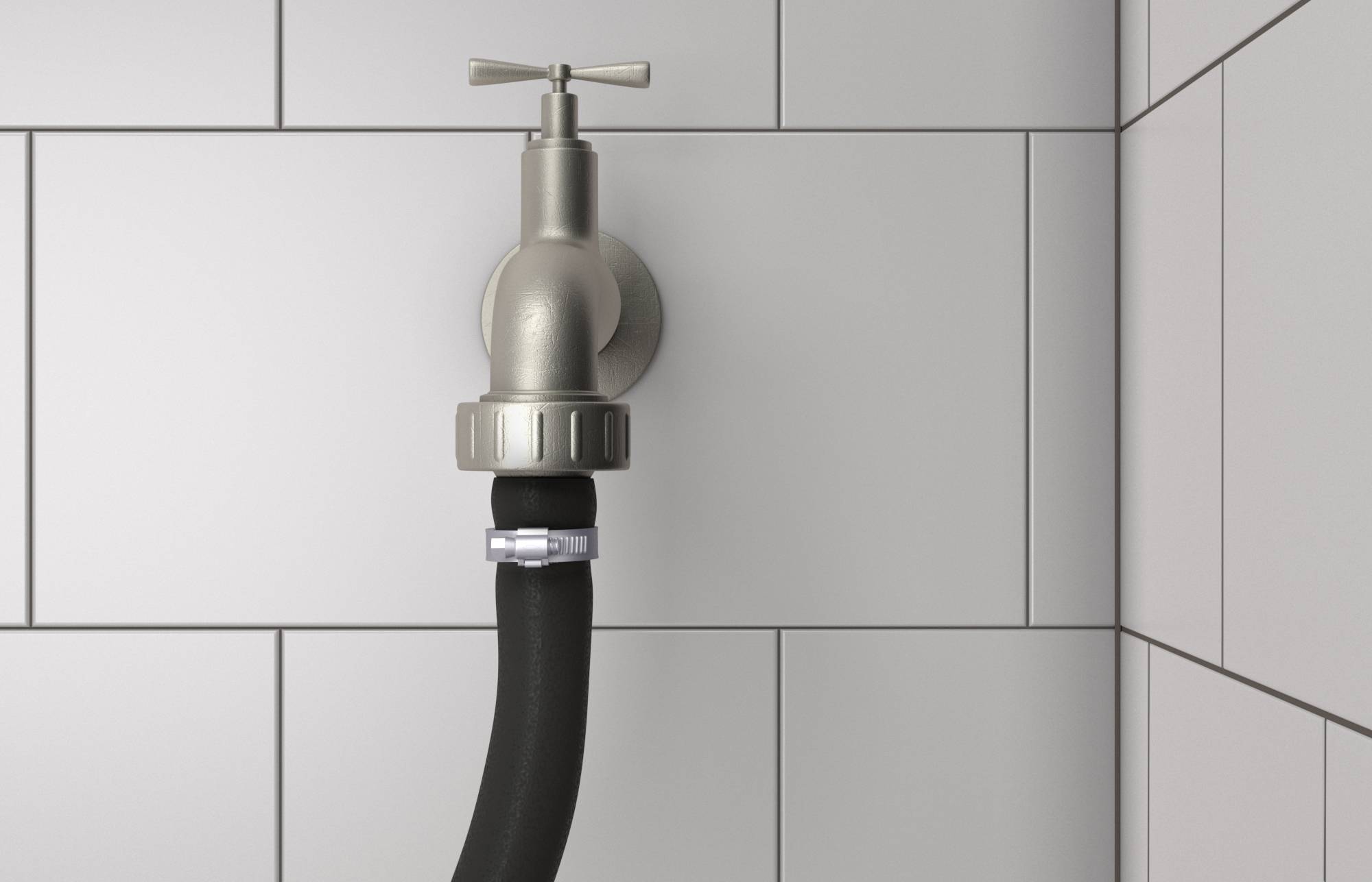 Nahaufnahme eines schwarzen Gartenschlauchs, der an einem Metallau­ßenwasserhahn an einer gekachelten Wand angeschlossen ist.