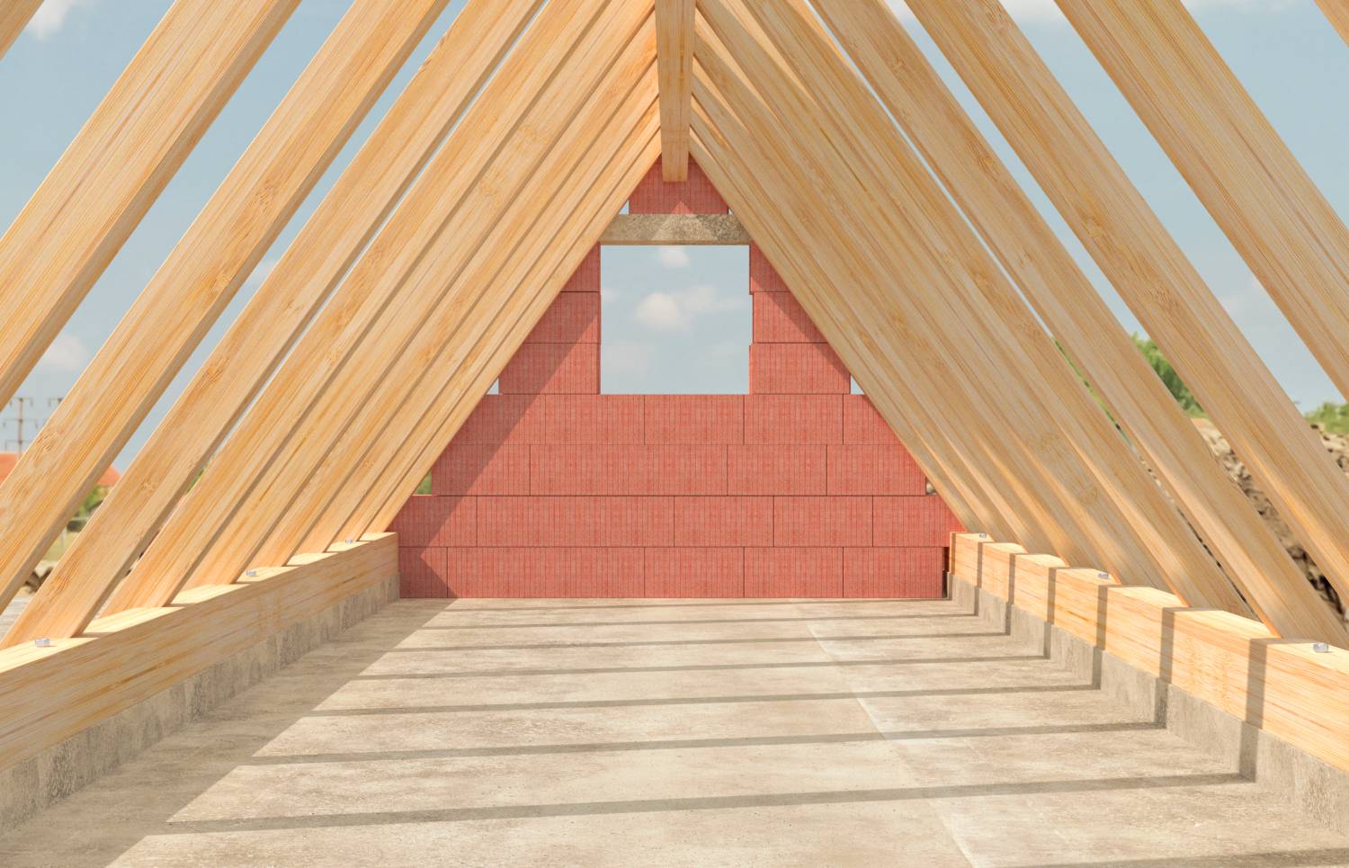 Holzgerahmte dreieckige Struktur im Bau, zentriert auf einer roten Backsteinmauer mit einem einzelnen Fenster und Betonboden