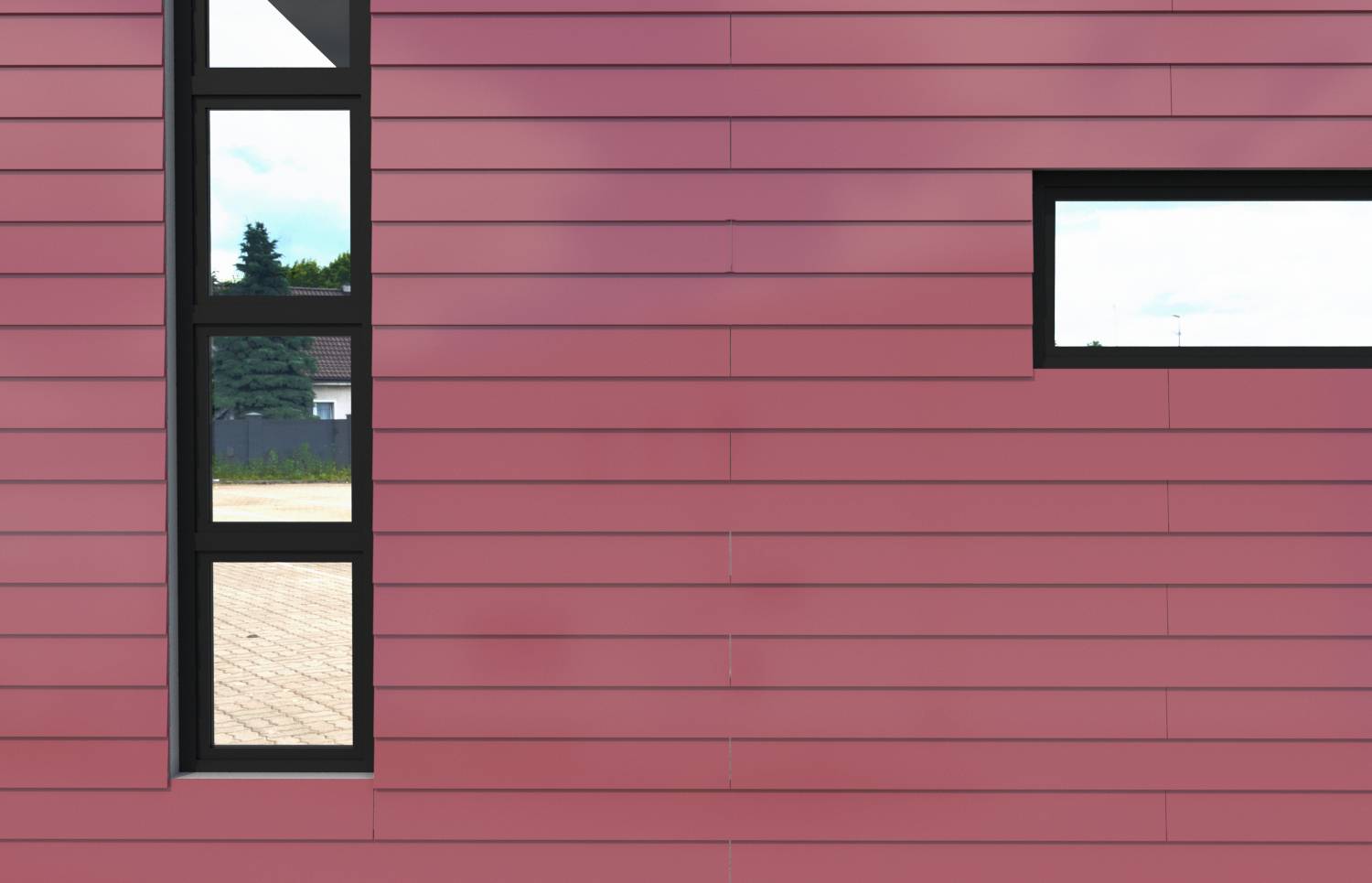 Rosa Außenwand mit einem hohen schmalen schwarzgerahmten Fenster auf der linken Seite und einem breiten rechteckigen Fenster auf der rechten Seite, das Himmel und Bäume widerspiegelt.