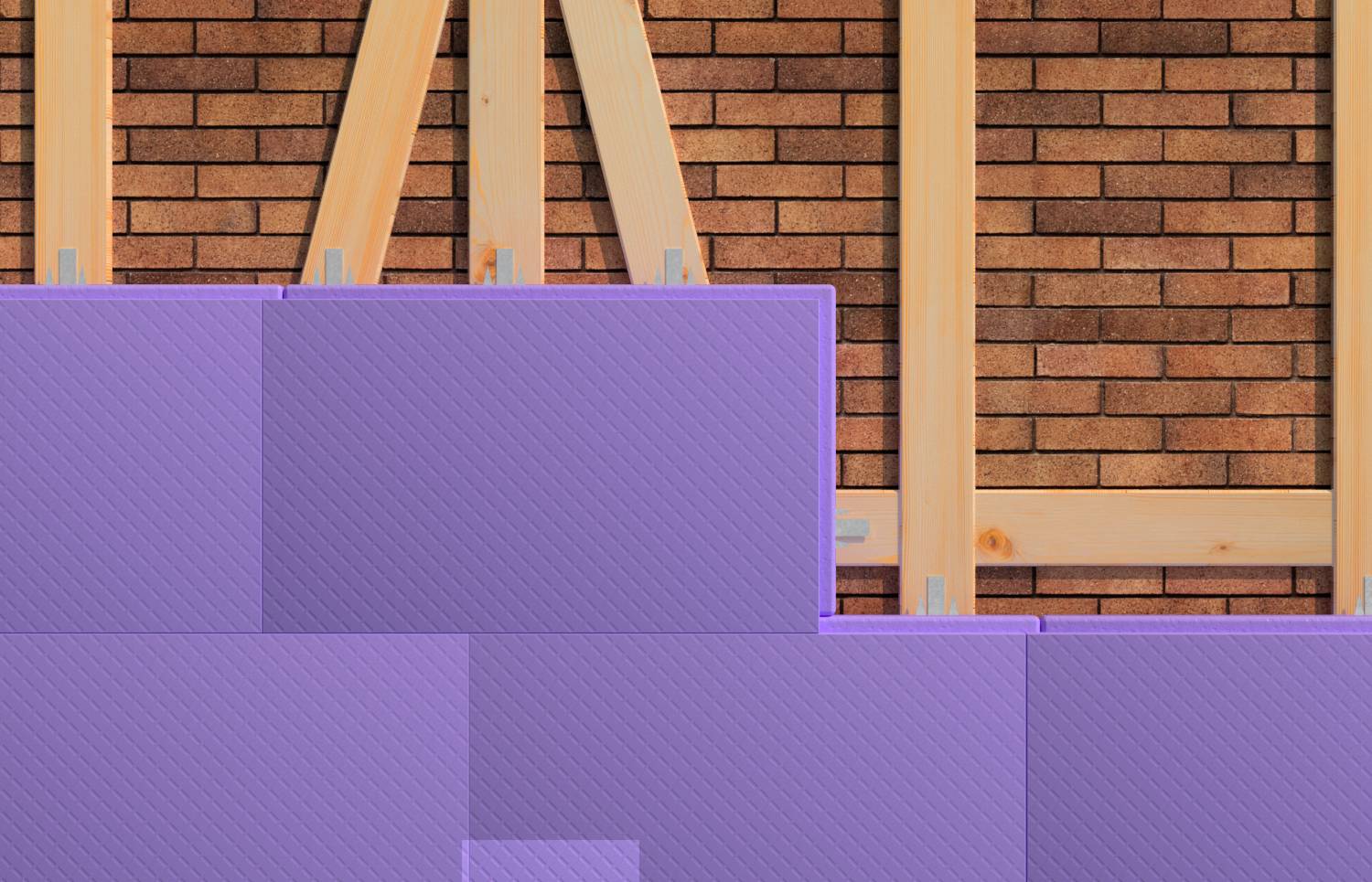 Teilweise errichtete Wand mit violetten isolierten Paneelen gegen freiliegendes Mauerwerk und Holzrahmen auf einer Baustelle.