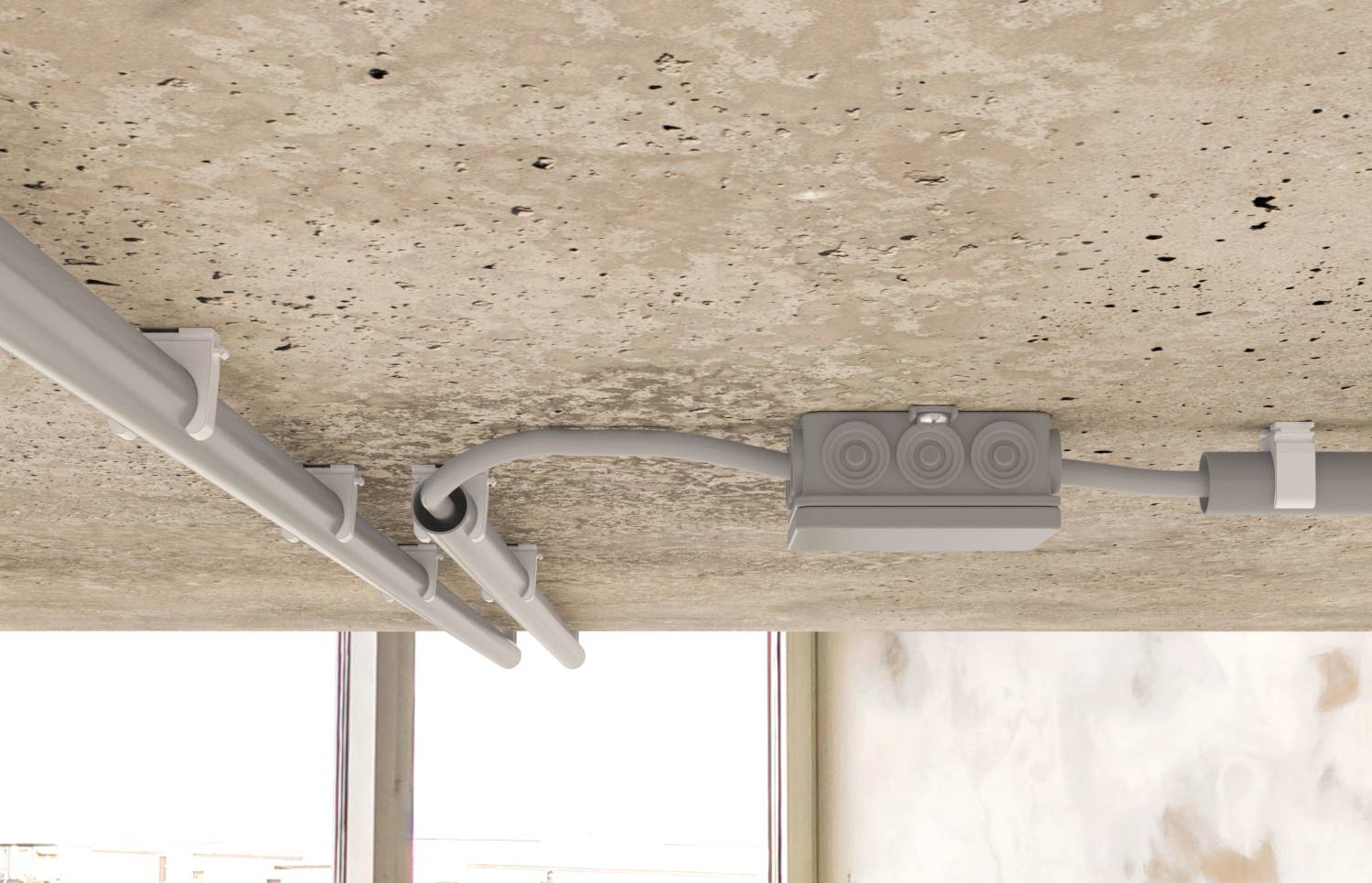 Betondecke mit freiliegender elektrischer Leitungsleitung, Anschlussdose und Kabelführung über einer Fensteröffnung in einem Gebäudeinneren.