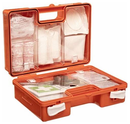 Eine offene orangefarbene Erste-Hilfe-Tasche mit Verbandsmaterial, Mullbinden und Desinfektionstüchern im Inneren.