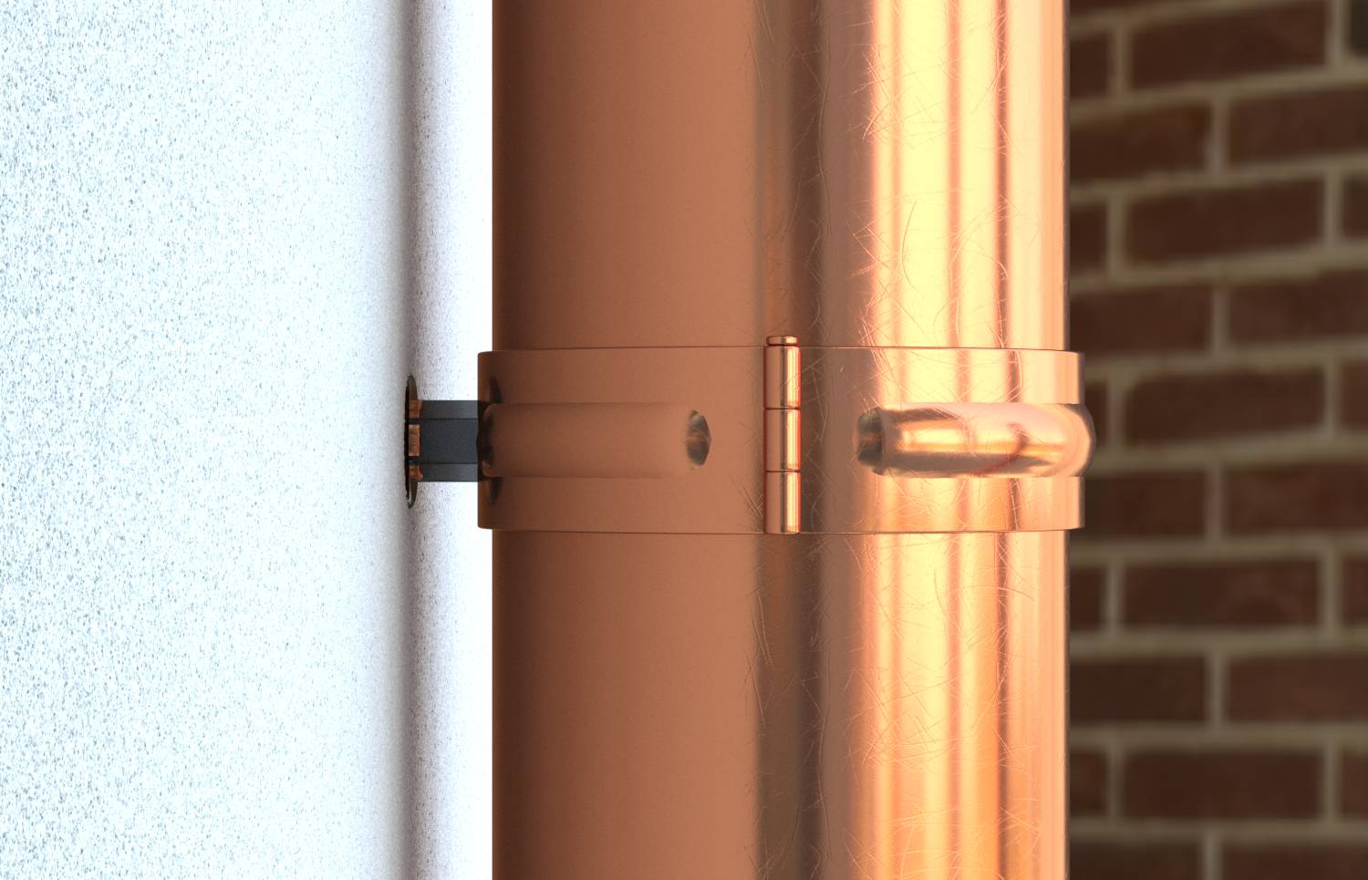 Nahaufnahme einer Kupferdachrinnenklammer, die ein Rohr an einer Außenwand befestigt, mit sichtbaren Ziegel- und Stuckoberflächen.
