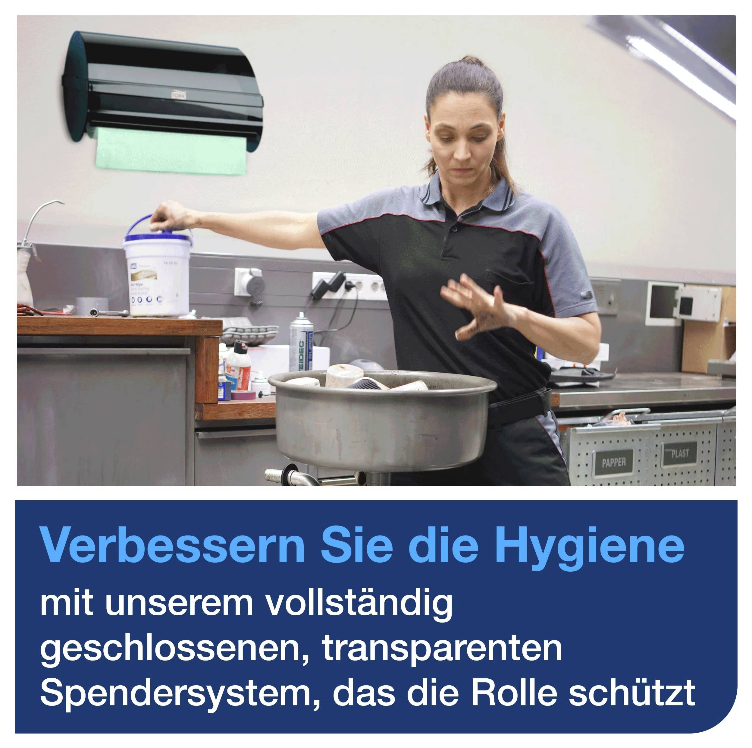 Frau in Küche bedient geschlossenen, transparenten Spendersystembehälter; darunter steht: 'Verbessern Sie die Hygiene mit unserem vollständig geschlossenen, transparenten Spendersystem, das die Rolle schützt'