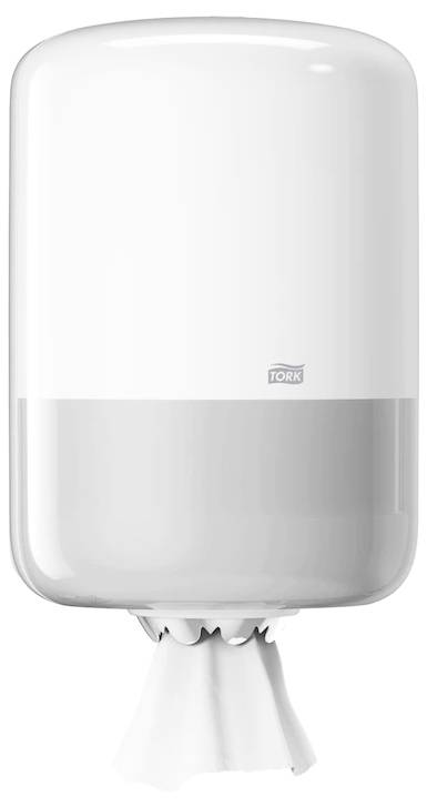 Ein weißer, wandmontierter Papiertuchspender mit einem herausgezogenen Papiertuch an der Unterseite.