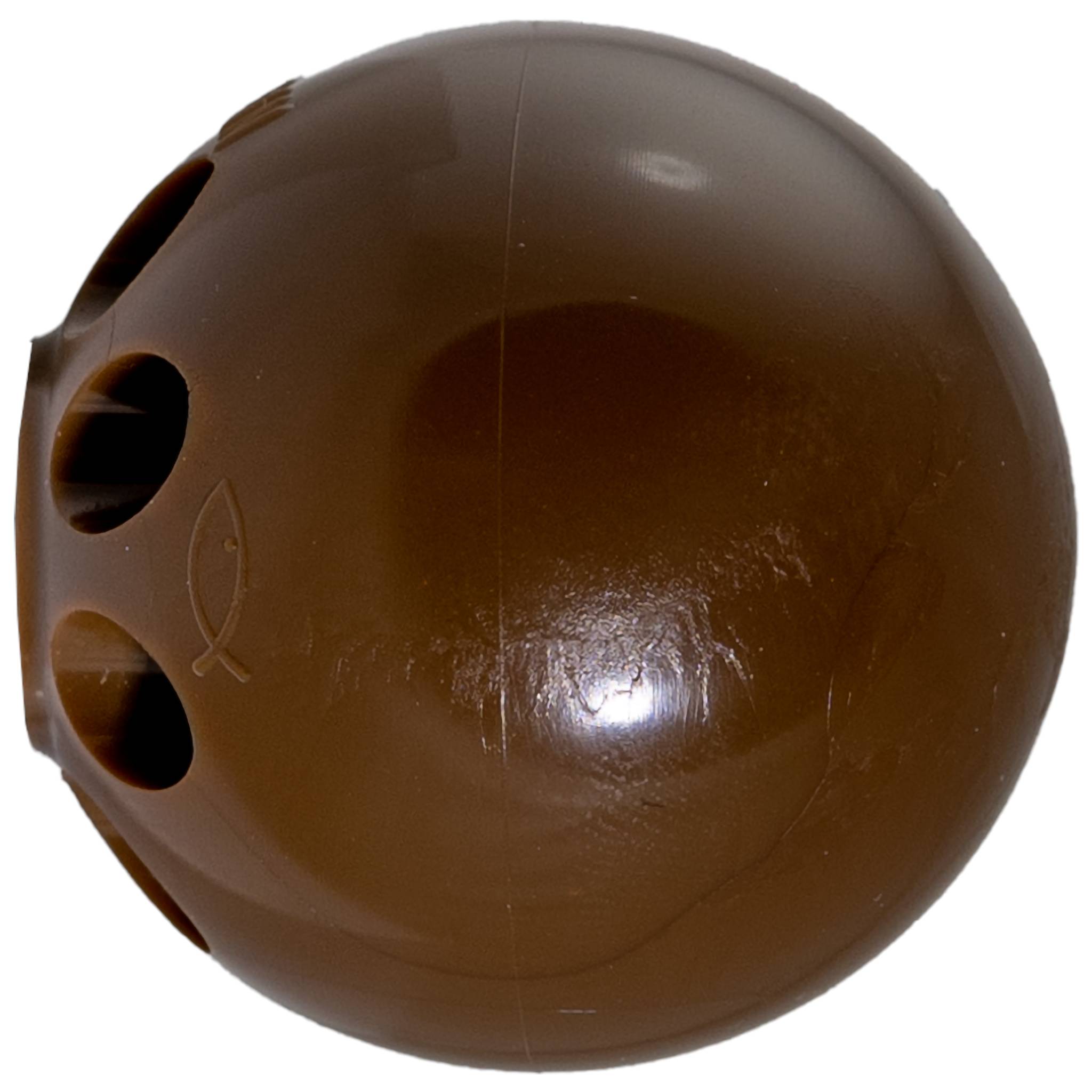 Brauner Kunststoffball mit mehreren runden Löchern, vor einem einfachen weißen Hintergrund gezeigt.