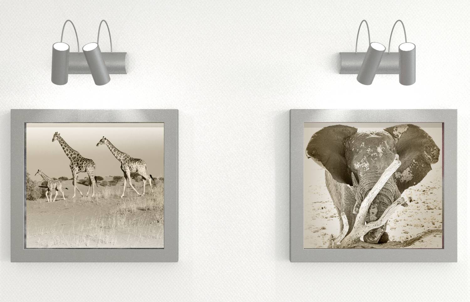 Zwei gerahmte Wildtierdrucke an einer Wand: Giraffen in einer Savannenszene auf der linken Seite und eine Nahaufnahme eines Elefanten auf der rechten Seite, jeweils beleuchtet durch einen kleinen Scheinwerfer.