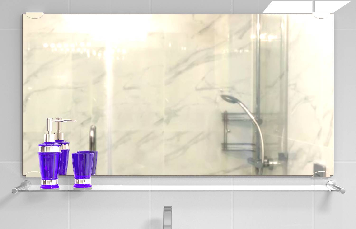 Badezimmerspiegel mit Waschtisch und Chromregal, auf dem ein lilafarbener Seifenspender und ein Becher stehen, der eine mit Marmorfliesen gekachelte Dusche und einen Handbrausekopf widerspiegelt.