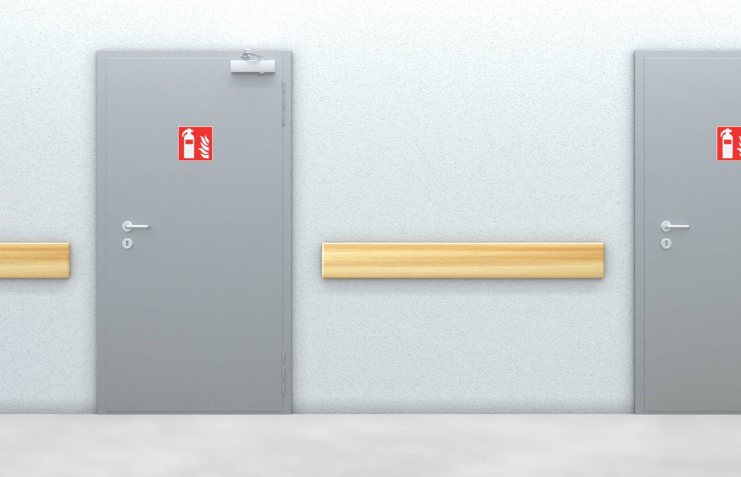 Innerer Flur mit zwei grauen Türen und roten Feuerlöscher-Schildern, getrennt durch ein hölzernes Wandgeländer.
