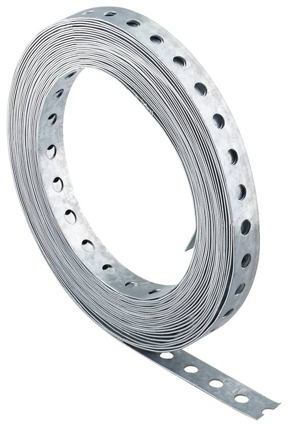 Aufgerolltes perforiertes Metallbandklebeband auf weißem Hintergrund, mit gleichmäßig verteilten kreisförmigen Löchern entlang des Streifens.