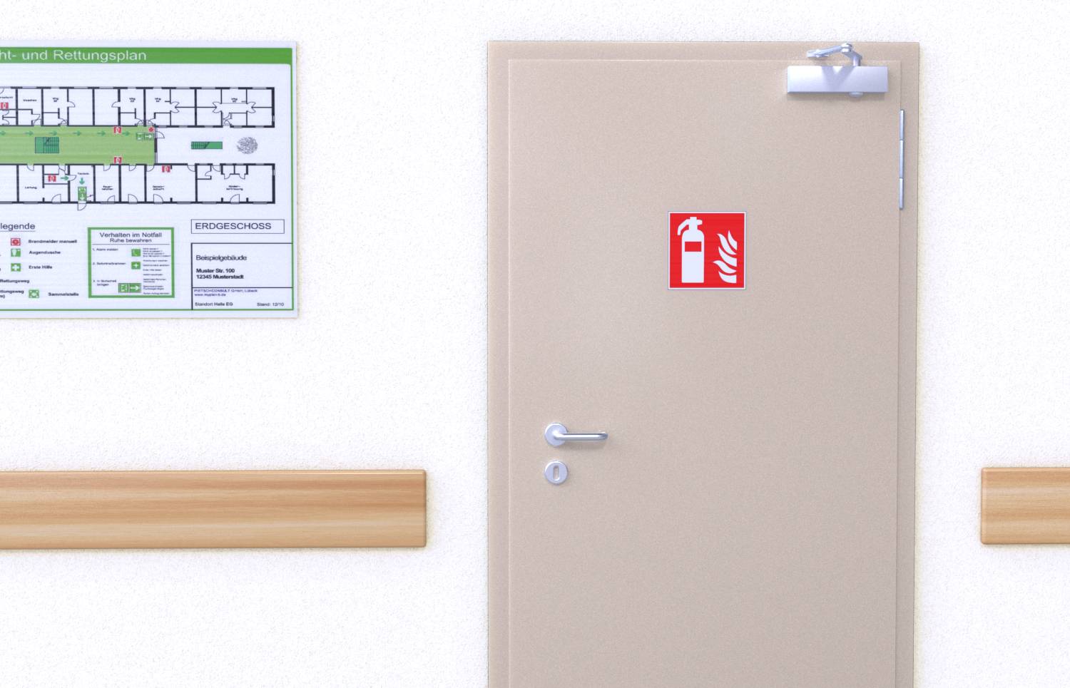 Beigefarbene Tür in einem Flur mit einem roten Feuerlöscher-/Feuerwehrschlauch-Schild neben einem an der Wand angebrachten Evakuierungsplan.