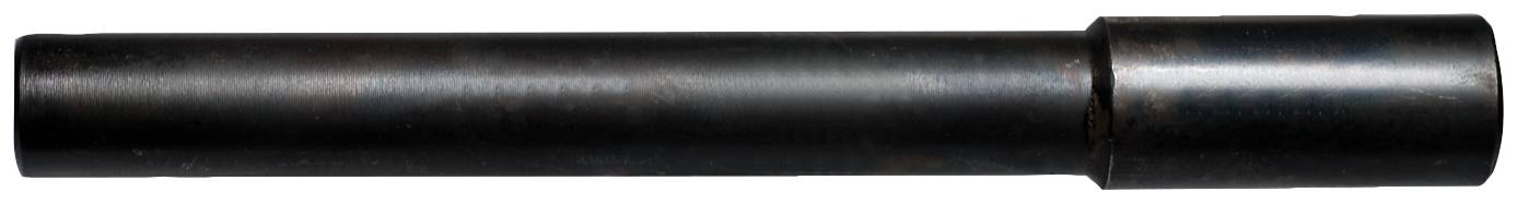Schwarzes zylindrisches Metallrohr oder eine schwarze metallische Welle mit einem breiteren Bund auf der rechten Seite, horizontal auf weißem Hintergrund dargestellt.