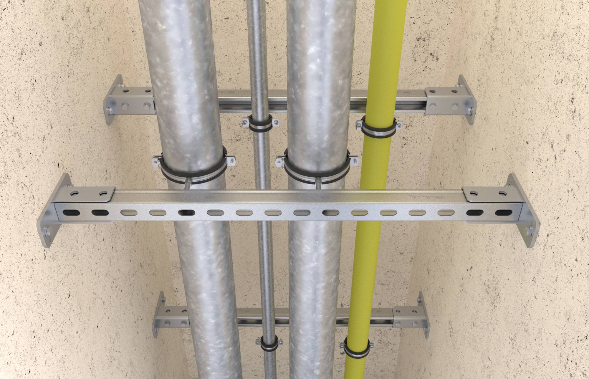 An der Wand montierte Metallstützklammern halten drei vertikale Rohre und eine gelbe Leitung gegen eine Betonwand.