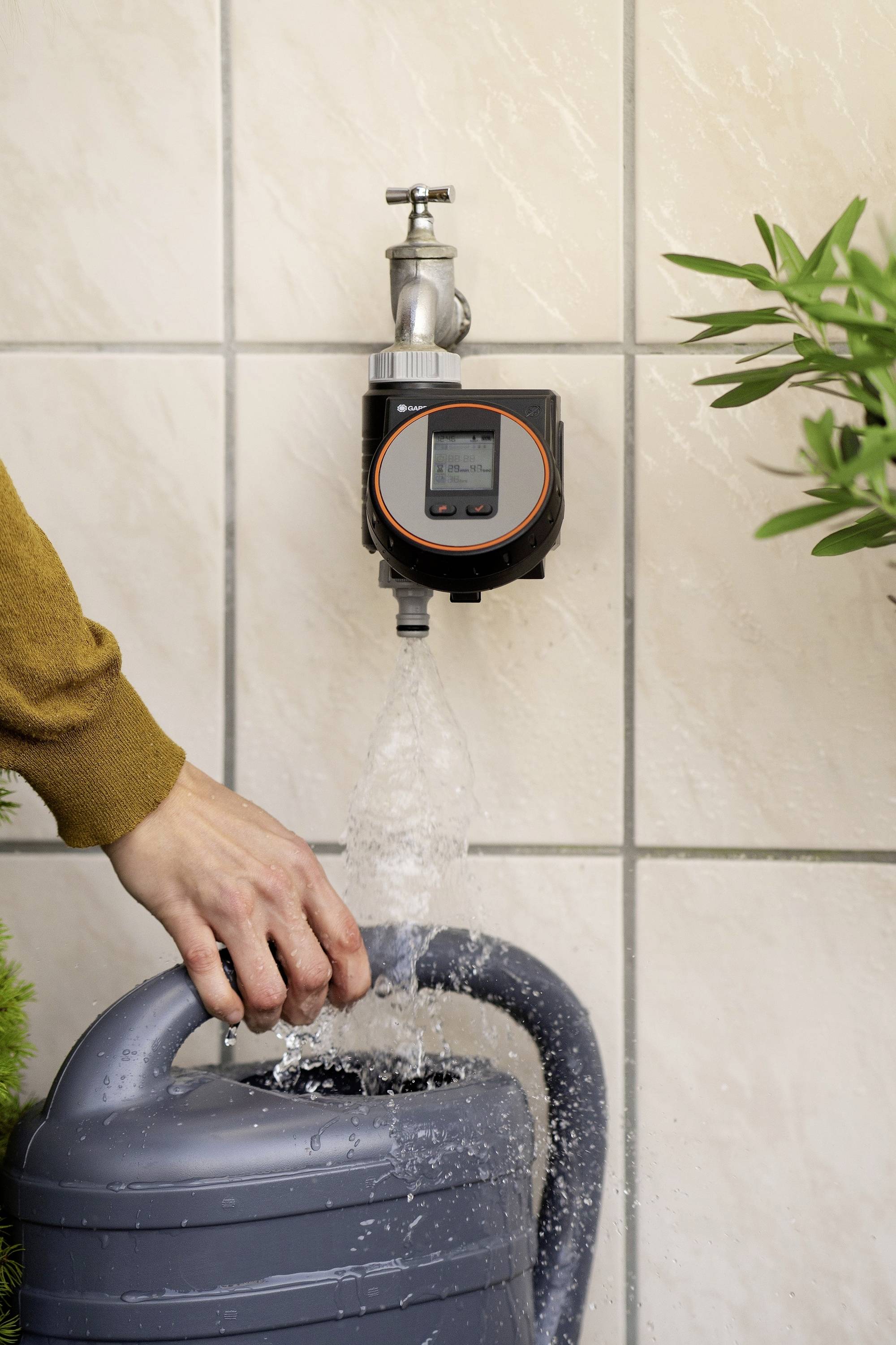 GARDENA 8193-20 Kunststoff 2-Wege-Verteiler Steckkupplung, 30,3 mm (1") IG, 24,2 mm (3/4") IG mit Regulierventil