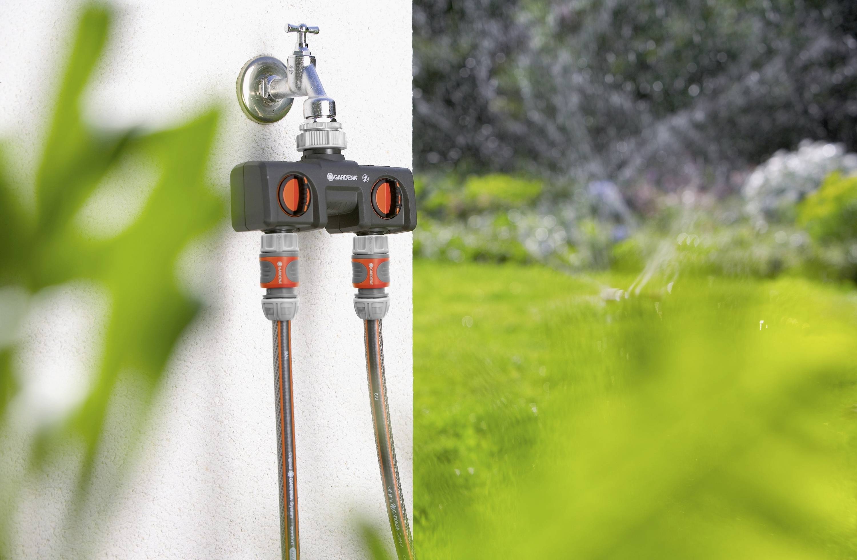 GARDENA 8193-20 Kunststoff 2-Wege-Verteiler Steckkupplung, 30,3 mm (1") IG, 24,2 mm (3/4") IG mit Regulierventil