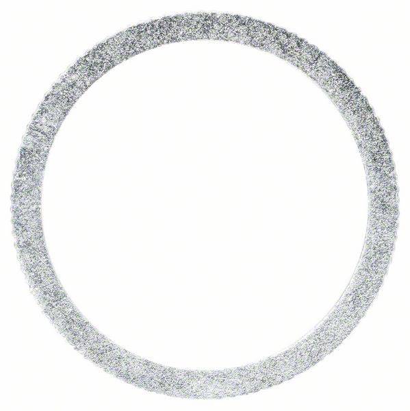Ein silberner, texturierter Ring; gleichmäßig rund und glänzend.