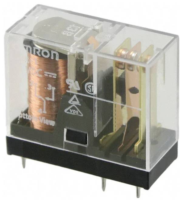 Ein transparentes elektromagnetisches Relais mit sichtbarer Kupferspule und Metallkontakten in einem versiegelten Kunststoffgehäuse, das in elektronischen Schaltkreisen verwendet wird.