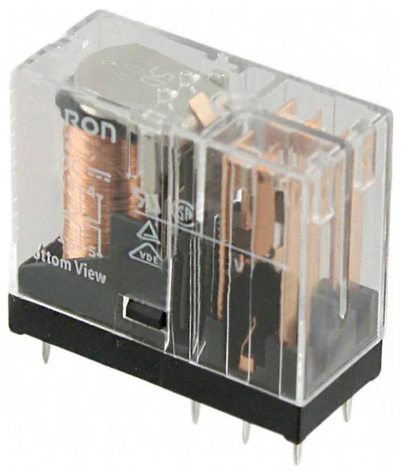 Eine transparente Relaiskomponente mit sichtbaren Kupferspulen und Metallstiften, die für Schaltanwendungen in Stromkreisen verwendet wird.
