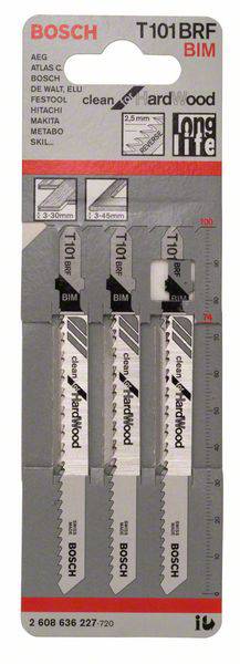 Drei Bosch-Sägeblätter T101BRF für Holz auf einer Pappkarte, jeweils fein gezahnt und geeignet für schnelle, präzise Schnitte.