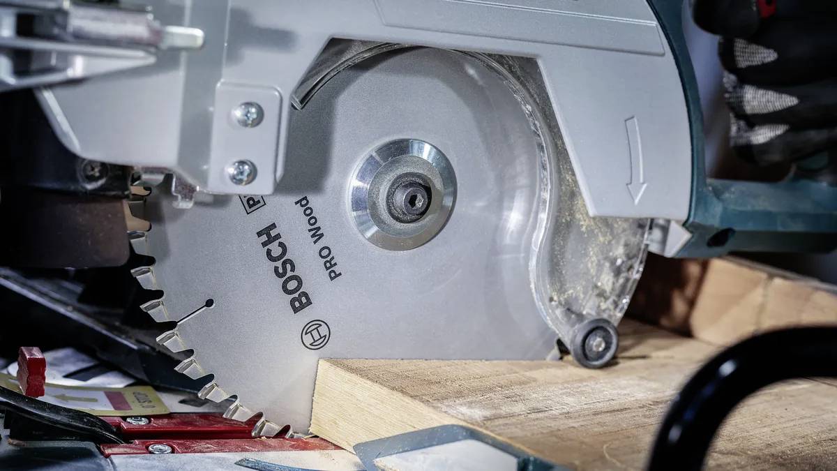 Eine Kreissäge schneidet durch Holz und zeigt die Bewegung der Klinge. Die Säge hat einen metallischen Finish und trägt die Aufschrift „BOSCH PRO Wood