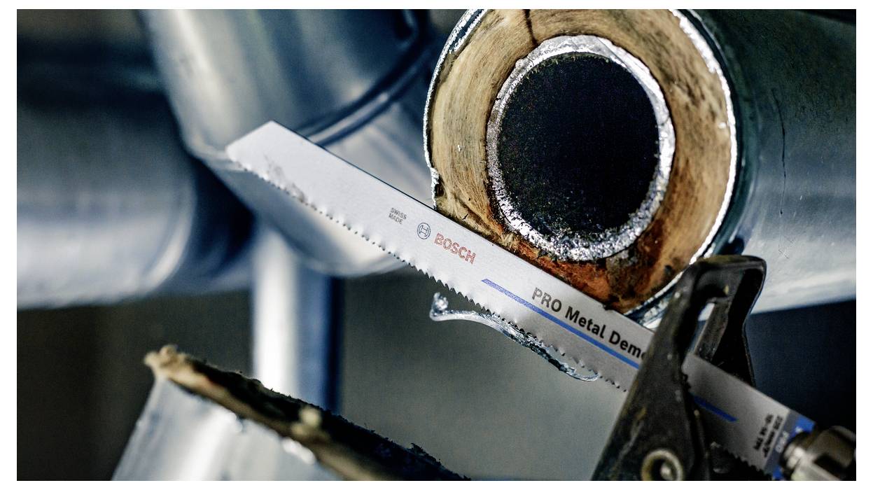 Eine Metallsägeblatt, das durch ein dickes Metallrohr schneidet und dabei seine Schneidpräzision und Stärke hervorhebt.