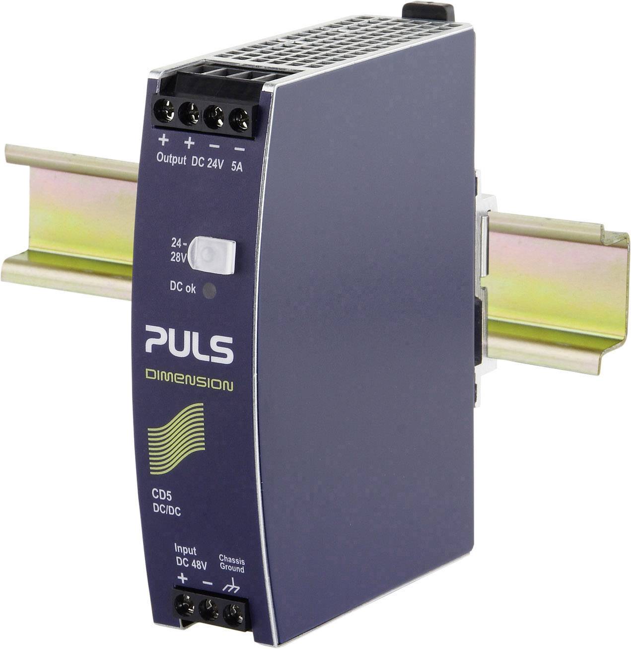 Ein DC/DC-Wandler von PULS auf einer DIN-Schiene, mit Eingang 24-28V und Ausgang 24V 5A, geeignet für industrielle Anwendungen.
