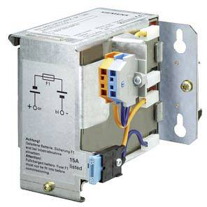 Ein elektrisches Gerät, möglicherweise ein Filter oder Transformator, zeigt Anschlüsse und Kabel für die Installation. Sicherheits- und Gebrauchshinweise sind aufgedruckt.