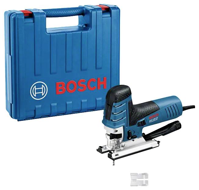 Eine blaue Stichsäge mit Bosch-Markierung, ausgestattet mit einem schwarzen Griff, liegt neben einem passenden blauen Transportkoffer.