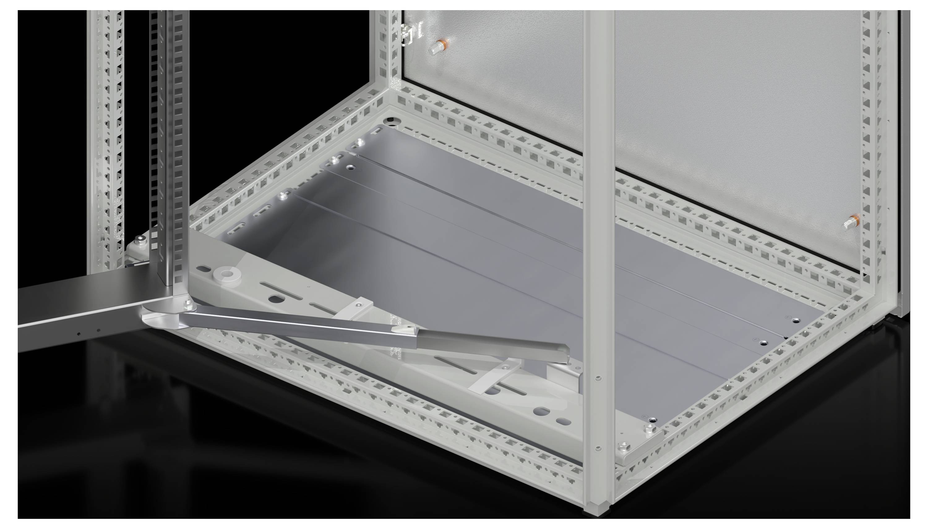 Blick auf den Boden eines offenen Schaltschranks mit montierten Kabelmanagementleisten.