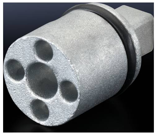 Ein silbernes Metallteil mit mehreren kreisförmigen Öffnungen und einer schwarzen Gummidichtung, vor schwarzem Hintergrund.